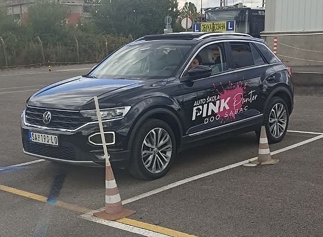Crni Volkswagen T-Roc Auto škole Pink Panter među čunjevima na poligonu.